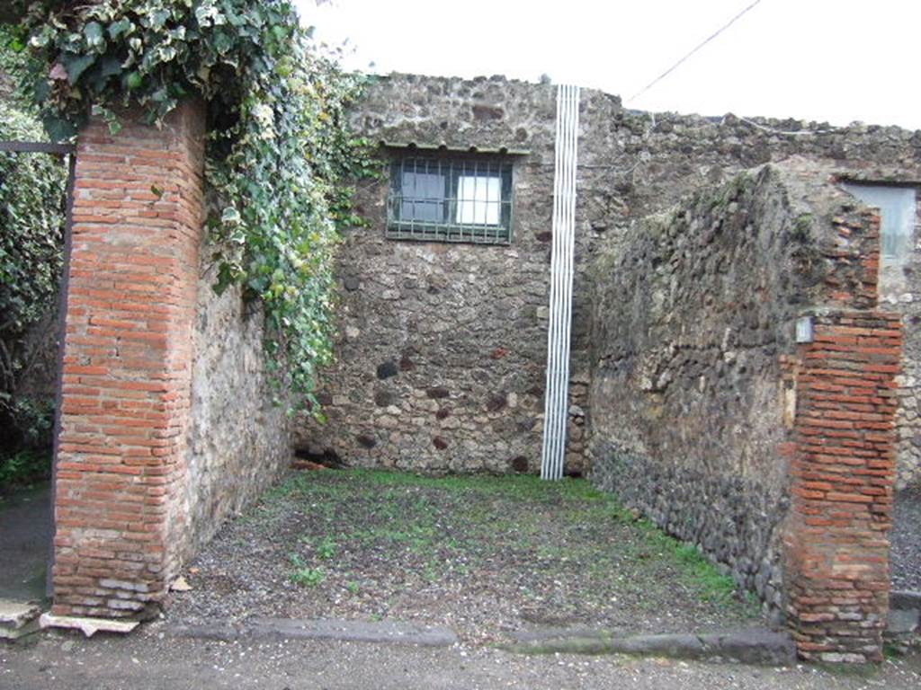 VII 4 11 Pompeii December 2005 Entrance Looking East Across Shop